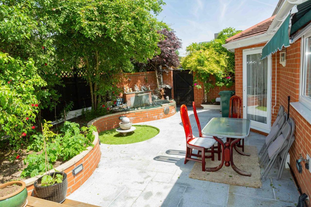 Benjamin Guest House Yiewsley Exterior photo